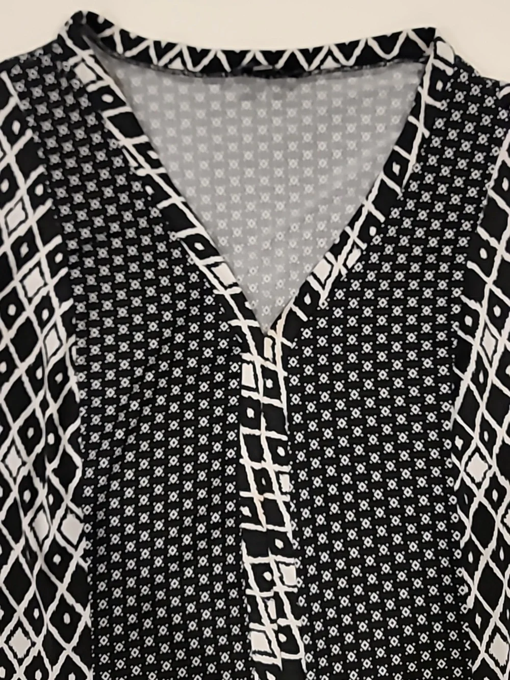 Notations Black and White V-Neck Blouse Large - Picture 5 of 10
